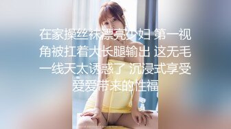 颜值区网红级大眼睛美女下海黄播，吊带小背心揉捏奶子