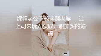 合租房冒死在门帘上小洞偷窥对门的美女洗澡