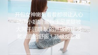 上面在玩吃鸡下面美女吃JB ，极品美女趴在桌子下口交