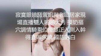  无毛肥逼妹子黑色网袜假屌自慰啪啪，抬起双腿猛操上位骑乘，没几下就射了内射美穴